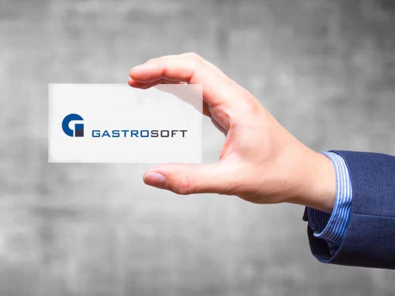 eine Hand hält eine GastroSoft Visitenkarte hoch: TSE Kassensystem - KassenSichv 2020 (Kassensicherungsvorordnung)
