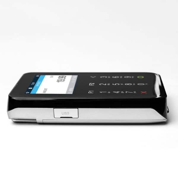Eingeschaltetes myPOS Mini mPOS in Schwarz von der Seite, Mobiles POS Terminal mit Display für Kartenzahlungen